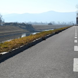 Zväčšiť fotografiu - Cyklisti zvýšte opatrnosť! demolácia mosta si vyžiadala dočasnú uzávierku časti cyklotrasy