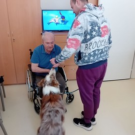 Zväčšiť fotografiu - V centrách sociálnych služieb využívajú terapeutický účinok psov i hier