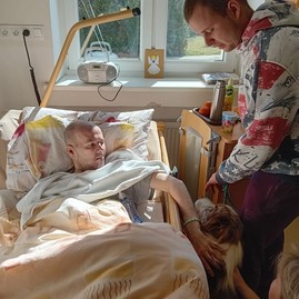 Zväčšiť fotografiu - V centrách sociálnych služieb využívajú terapeutický účinok psov i hier