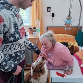 Zväčšiť fotografiu - V centrách sociálnych služieb využívajú terapeutický účinok psov i hier