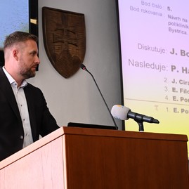 Zväčšiť fotografiu - Na májovom rokovaní poslanci riešili budúcnosť krajských nemocníc aj prvú zmenu rozpočtu