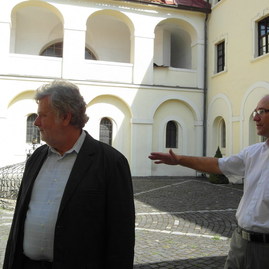 Cesta zástupcov tsk do trnavského samosprávneho kraja 17.8.2011 - Sam 1022 vo frantiskanskom klastore resize