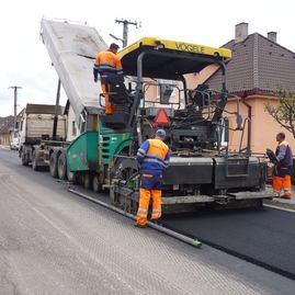Rekonštrukcia cesty pod hradom beckov - Pokl.asf.betonu aco 11 v obci beckov