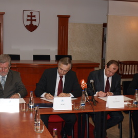 V trenčíne podpísali memorandum o spolupráci na stavbe nového mosta - Trenciin2