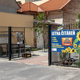 Zväčšiť fotografiu - Prázdninujte s knihou v župných knižniciach! - TSK_VKMR_letná čitáreň (15 of 17)