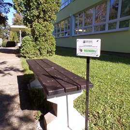 Zväčšiť fotografiu - Aj v piatom ročníku môže verejnosť realizovať svoj projekt vďaka participatívnemu-komunitnému rozpočtu tsk! - relaxacna zona v areali skoly