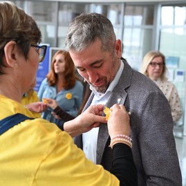 Zväčšiť fotografiu - Aj zamestnanci župného úradu si pripli žlté narcisy