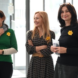 Zväčšiť fotografiu - Aj zamestnanci župného úradu si pripli žlté narcisy