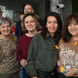 Zväčšiť fotografiu - Aj zamestnanci župného úradu si pripli žlté narcisy