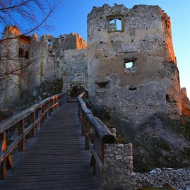 Zväčšiť fotografiu - Boj o vrchársku korunu trenčianska 2022 začal - 10_Hrad_Uhrovec