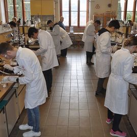 Zväčšiť fotografiu - Celoštátne kolo chemickej olympiády ovládla soš nováky - 88101522_10156656763256292_8436770165529509888_o