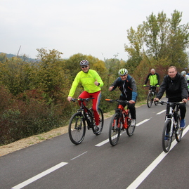 Cyklistickú bodku za dod tsk 2018 dali trenčiansky župan a hejtman zlínskeho kraja priateľskou jazdou po druhom dokončenom úseku vážskej cyklomagistrály - IMG_6271