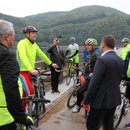 Cyklistickú bodku za dod tsk 2018 dali trenčiansky župan a hejtman zlínskeho kraja priateľskou jazdou po druhom dokončenom úseku vážskej cyklomagistrály - IMG_6325