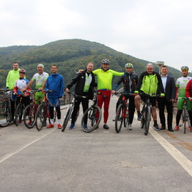 Cyklistickú bodku za dod tsk 2018 dali trenčiansky župan a hejtman zlínskeho kraja priateľskou jazdou po druhom dokončenom úseku vážskej cyklomagistrály - IMG_6329