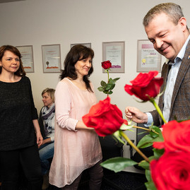 Zväčšiť fotografiu - Ďakovalo sa aj ženám na župnom úrade - 20200309_TSK_MDZ_017w