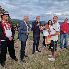 Zväčšiť fotografiu - Ďalší život zachraňujúci prístroj odovzdaný županom - 20230901_191204