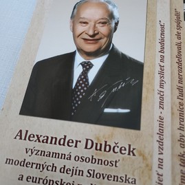 Zväčšiť fotografiu - Ďalšou aktivitou si uhrovec uctil jedného zo svojich významných rodákov - 20211022_095024