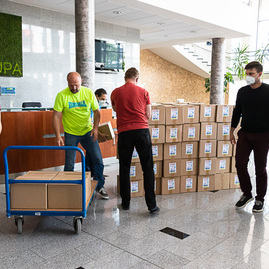 Zväčšiť fotografiu - Darovaná dezinfekcia pomôže v školách, nemocniciach i zariadeniach sociálnych služieb - TSK_dar_dezinfekcia_mini (1 of 17)