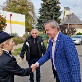 Zväčšiť fotografiu - Defibrilátory s poradovými číslami 53 a 54 odovzdané, ku koncu sa blíži aj mesiac úcty k starším - 20221023_105945(0)