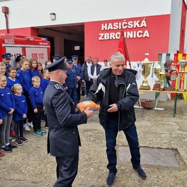 Zväčšiť fotografiu - Defibrilátory s poradovými číslami 53 a 54 odovzdané, ku koncu sa blíži aj mesiac úcty k starším - 20221023_110847