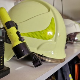 Zväčšiť fotografiu - Defibrilátory s poradovými číslami 53 a 54 odovzdané, ku koncu sa blíži aj mesiac úcty k starším - 20221023_112205