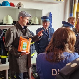 Zväčšiť fotografiu - Defibrilátory s poradovými číslami 53 a 54 odovzdané, ku koncu sa blíži aj mesiac úcty k starším - 20221023_112543