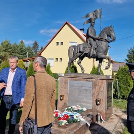 Zväčšiť fotografiu - Defibrilátory s poradovými číslami 53 a 54 odovzdané, ku koncu sa blíži aj mesiac úcty k starším - 20221023_124142