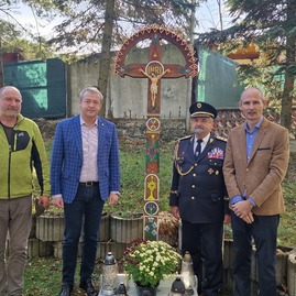 Zväčšiť fotografiu - Defibrilátory s poradovými číslami 53 a 54 odovzdané, ku koncu sa blíži aj mesiac úcty k starším - 20221023_124630