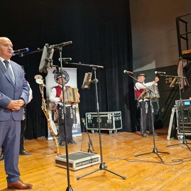 Zväčšiť fotografiu - Defibrilátory s poradovými číslami 53 a 54 odovzdané, ku koncu sa blíži aj mesiac úcty k starším - 20221023_152008