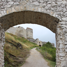Desať krás myjavských a staroturianskych kopaníc, ktoré sa oplatí vidieť (nielen) cyklistom - BRANA_CACHTICKY_HRAD