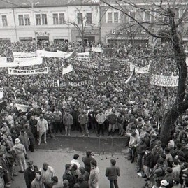 Zväčšiť fotografiu - Dnes si pripomíname deň boja za slobodu a demokraciu - Zdroj TERAZ.sk