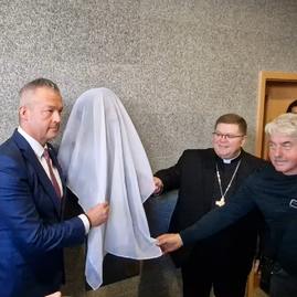 Zväčšiť fotografiu - Do galérie búst vo vestibule župného úradu pribudol kardinál - BUSTA EDIT-f025645-min