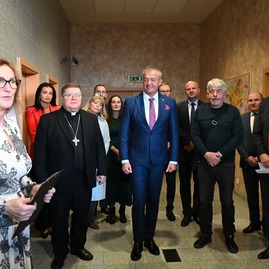 Zväčšiť fotografiu - Do galérie búst vo vestibule župného úradu pribudol kardinál - DSC_3672-min