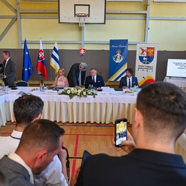 Zväčšiť fotografiu - Do okresov púchov a ilava pôjde viac ako 2 mil. eur, rozhodla o tom vláda na svojom výjazdovom rokovaní