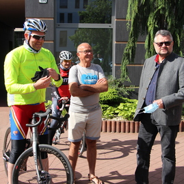 Zväčšiť fotografiu - Do práce na bicykli bude v župných farbách jazdiť rekordných 40 zamestnancov - IMG_0382
