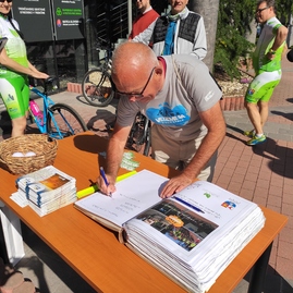 Zväčšiť fotografiu - Do práce na bicykli bude v župných farbách jazdiť rekordných 40 zamestnancov - IMG_20210601_091222