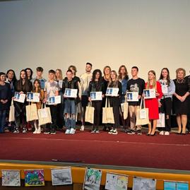 Zväčšiť fotografiu - Do súťaže k 80. výročiu snp sa zapojilo viac ako 200 detí - uhrovec 1