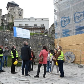 Zväčšiť fotografiu - Do trenčianskeho hradu prúdia miliónové investície