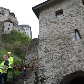 Zväčšiť fotografiu - Do trenčianskeho hradu prúdia miliónové investície