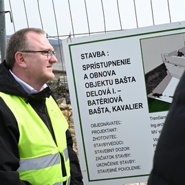 Zväčšiť fotografiu - Do trenčianskeho hradu prúdia miliónové investície