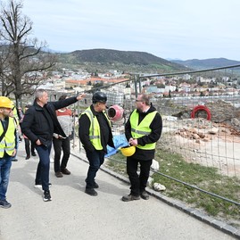 Zväčšiť fotografiu - Do trenčianskeho hradu prúdia miliónové investície