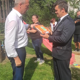 Zväčšiť fotografiu - Do výbavy dobrovoľných hasičov z vrchteplej pribudol defibrilátor - IMG_20220828_152120