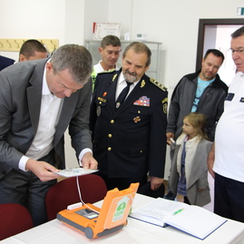 Dobrovoľní hasiči z pobedima si z rúk trenčianskeho župana prebrali defibrilátor - IMG_6156