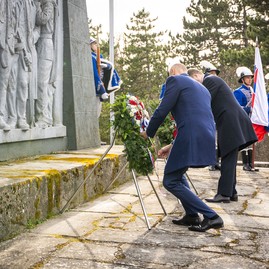 Zväčšiť fotografiu - Dva bratské národy sa opäť stretli na veľkej javorine