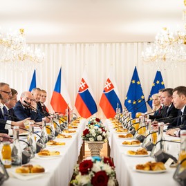 Zväčšiť fotografiu - Dva bratské národy sa opäť stretli na veľkej javorine