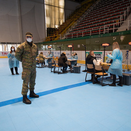 Zväčšiť fotografiu - Dve veľkokapacitné krajské očkovacie centrá, dva očkovacie dni a viac ako 4 100 zaočkovaných - TSK_VKOC PD otvorenie_web (107)