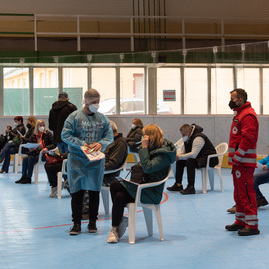 Zväčšiť fotografiu - Dve veľkokapacitné krajské očkovacie centrá, dva očkovacie dni a viac ako 4 100 zaočkovaných - TSK_VKOC PD otvorenie_web (118)