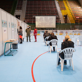 Zväčšiť fotografiu - Dve veľkokapacitné krajské očkovacie centrá, dva očkovacie dni a viac ako 4 100 zaočkovaných - TSK_VKOC PD otvorenie_web (136)