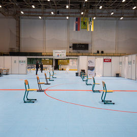 Zväčšiť fotografiu - Dve veľkokapacitné krajské očkovacie centrá, dva očkovacie dni a viac ako 4 100 zaočkovaných - TSK_VKOC PD otvorenie_web (6)