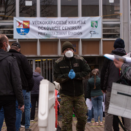 Zväčšiť fotografiu - Dve veľkokapacitné krajské očkovacie centrá, dva očkovacie dni a viac ako 4 100 zaočkovaných - TSK_VKOC PD otvorenie_web (72)
